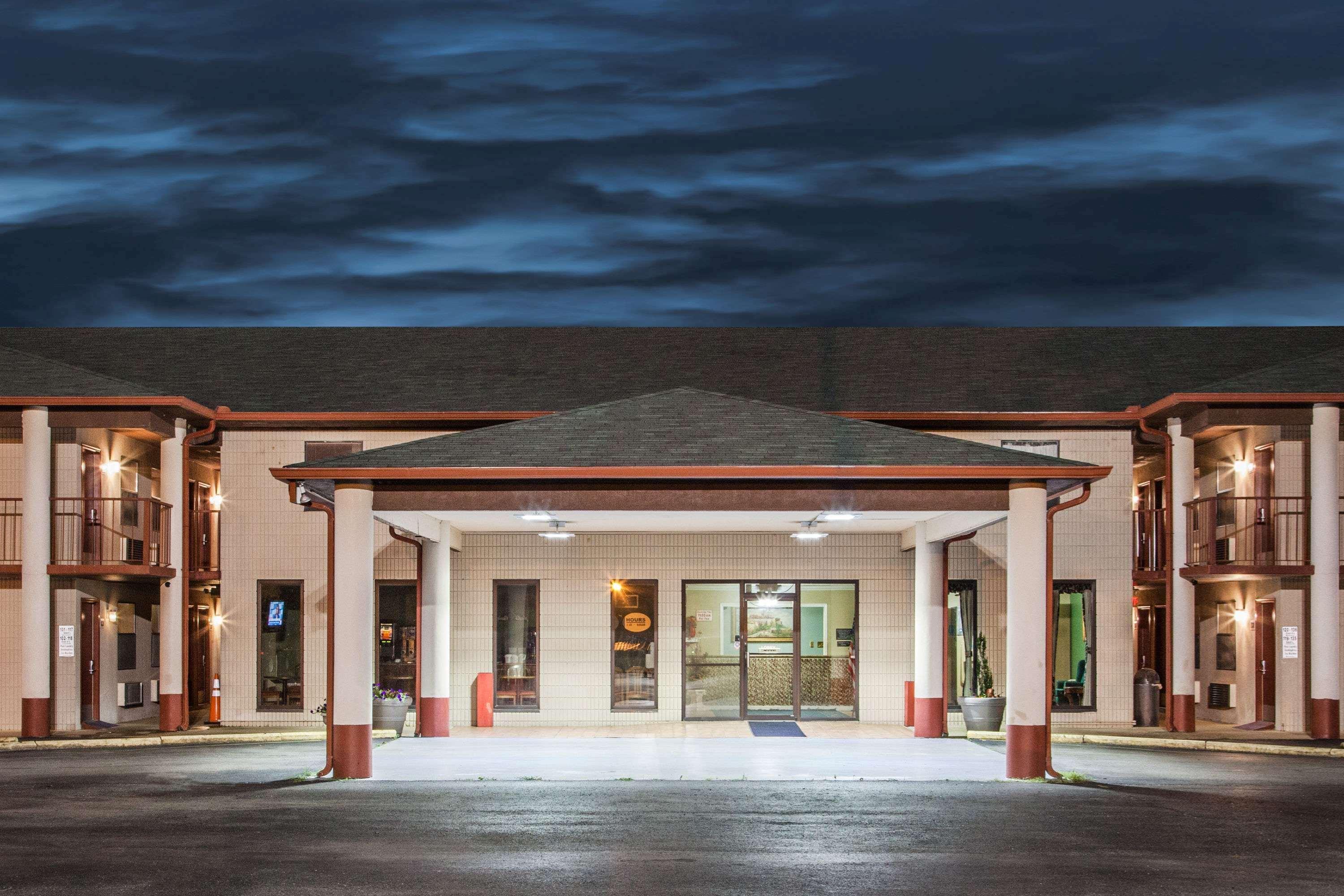 Super 8 By Wyndham Malvern Exteriör bild